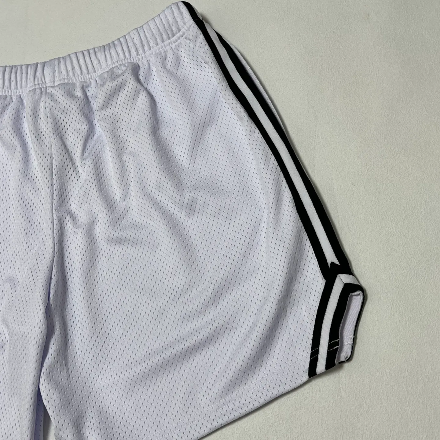GALLERY DEPT. VENICE COURT SHORTS English mesh shorts Logo webbing wide-leg basketball shorts Black and white S-XL Original molding Loose wide-leg version American boys' first choice Breathable mesh fabric Superimposed soft material inside Comfortable and easy to match Custom-woven original consistent webbing/main mark/component wash mark Details are enlarged to follow